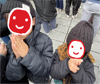 男の子が二人遊具初詣をしている写真